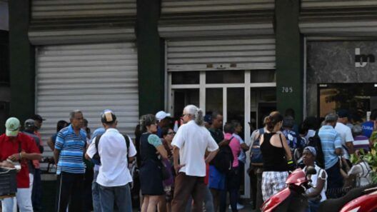 Jubilados cubanos hacen colas de horas para cobrar pensiones que apenas equivalen a 4 euros