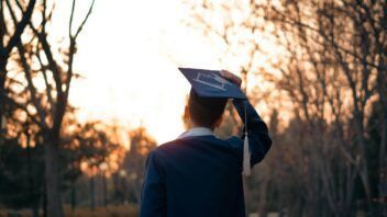 Nuevos cambios en los préstamos estudiantiles en EE.UU.: lo que los cubanos deben saber para evitar pagar más