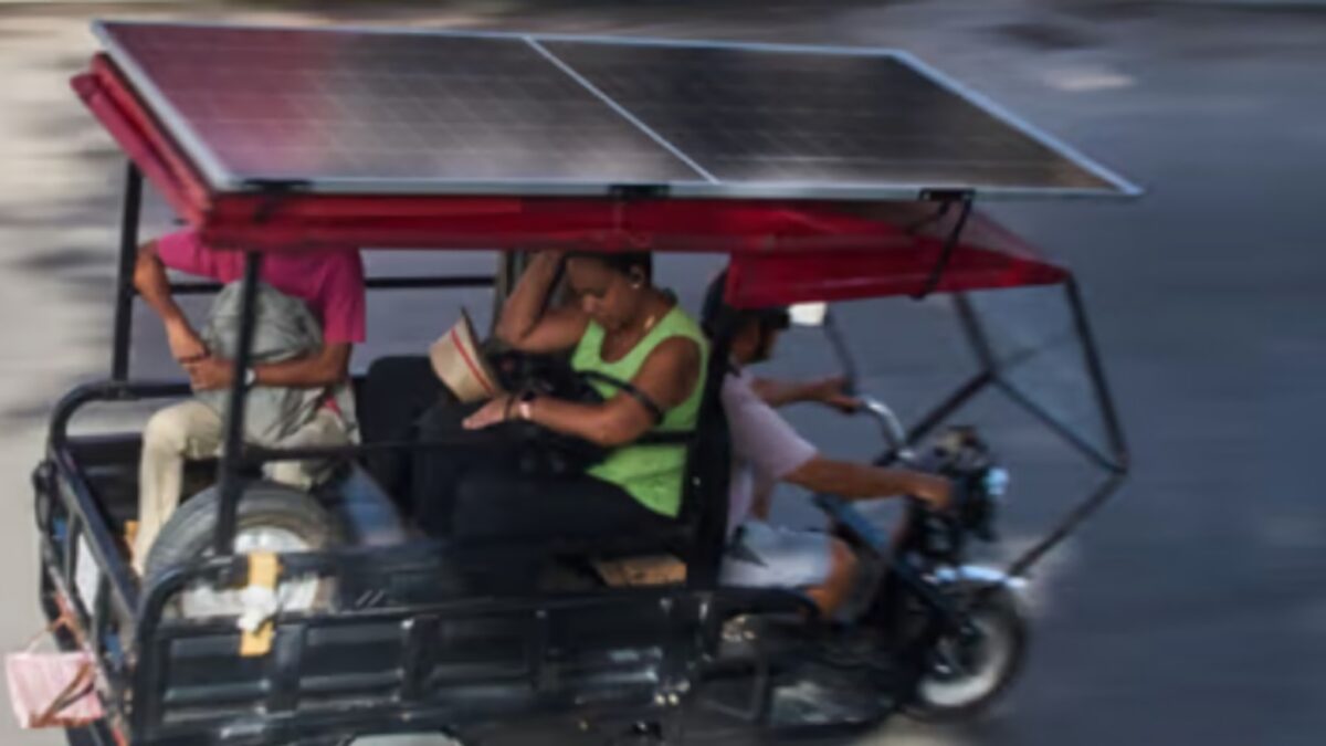 Triciclos eléctricos con paneles solares reemplazan cada vez más a los carros en Cuba