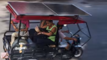 Triciclos eléctricos con paneles solares reemplazan cada vez más a los carros en Cuba