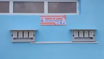 Habilitan puntos para cargar celulares, lámparas y ventiladores en esta provincia de Cuba
