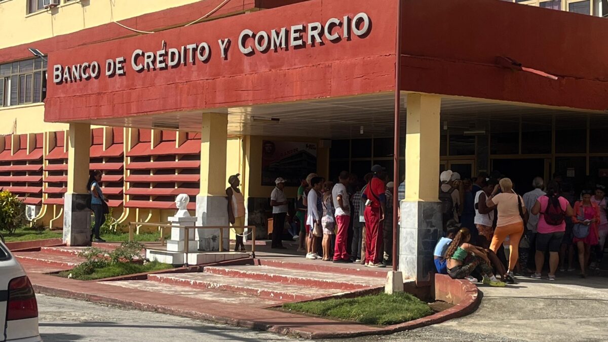 ¿La solución a la falta de efectivo en Cuba? Banco cubano propone esta medida para que jubilados y trabajadores cobren a tiempo