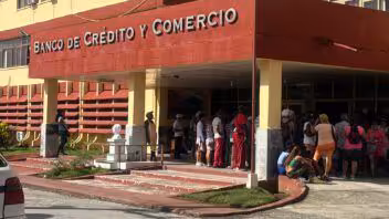 ¿La solución a la falta de efectivo en Cuba? Banco cubano propone esta medida para que jubilados y trabajadores cobren a tiempo