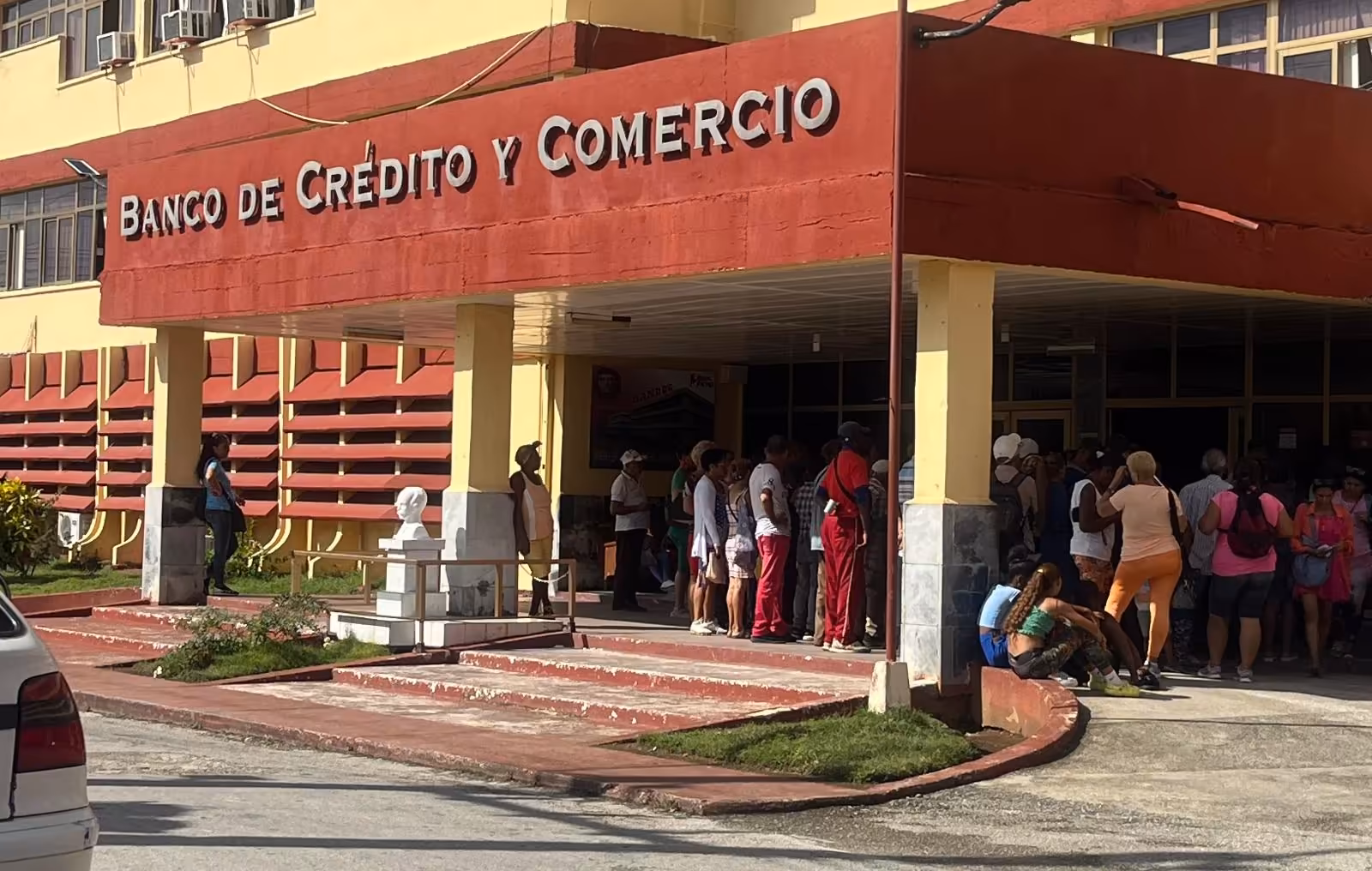 ¿La solución a la falta de efectivo en Cuba? Banco cubano propone esta medida para que jubilados y trabajadores cobren a tiempo