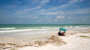 Levantan alerta por contaminación fecal en tres playas de Miami-Dade