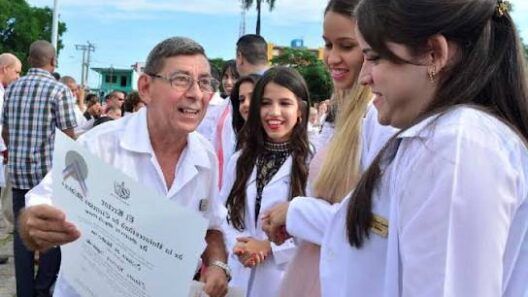 Cuba establece nuevo salario básico para médicos recién graduados