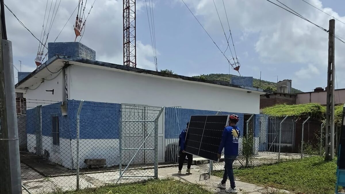 Cubanos emigrados se movilizan para financiar paneles solares y mantener la comunicación con sus familias en la isla