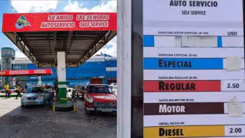 Gasolina regular aparece a 2,50 dólares por litro en un servicentro de La Habana