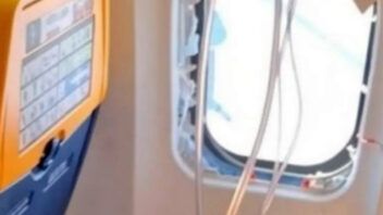 Pasajero queda parcialmente fuera de un avión tras romperse una ventanilla en pleno vuelo