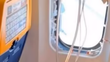 Pasajero queda parcialmente fuera de un avión tras romperse una ventanilla en pleno vuelo