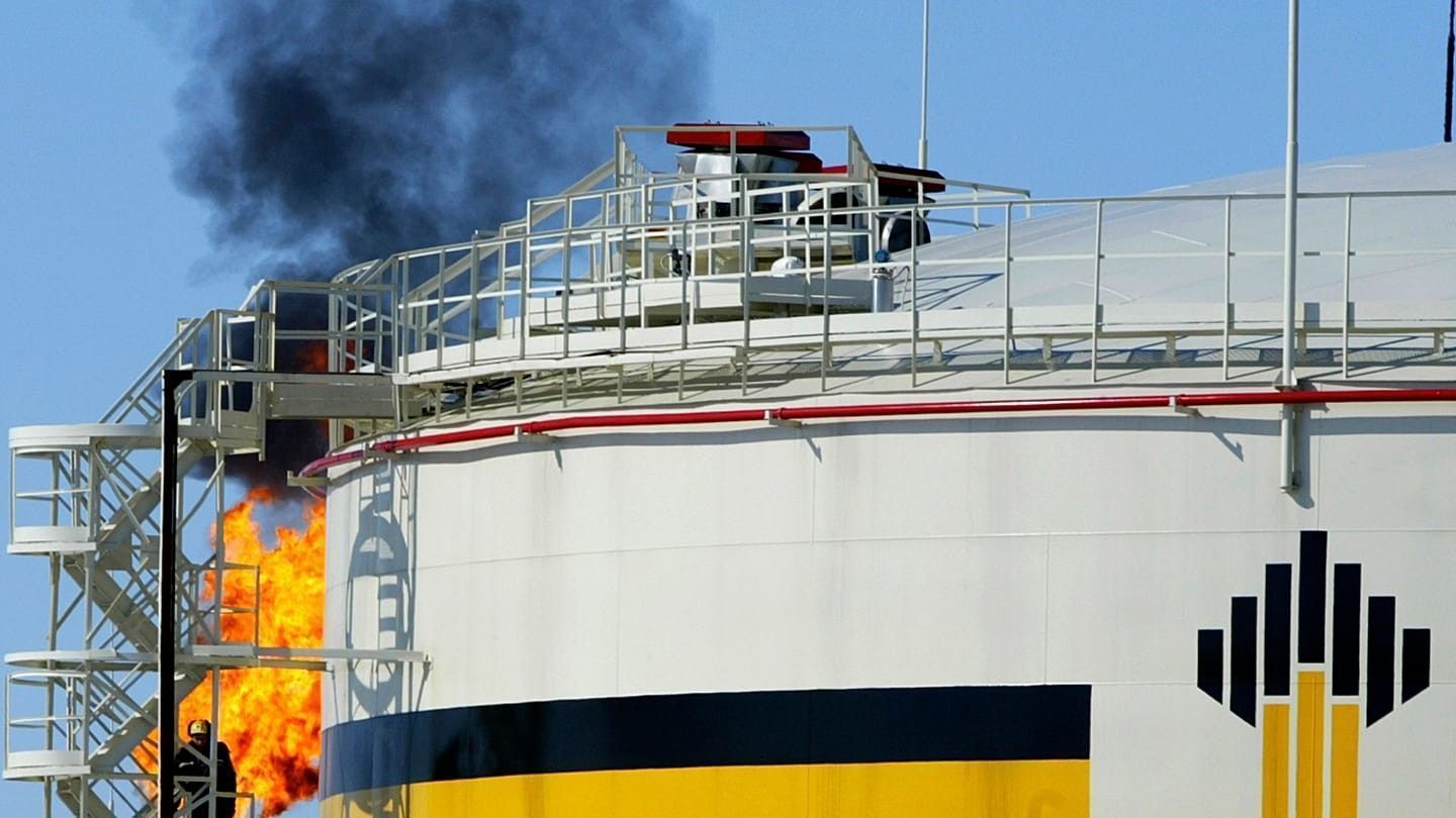 Ataques a refinerías rusas amenazan el suministro de combustible a Cuba