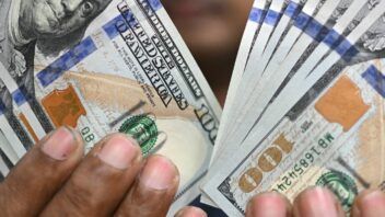 Banco Central sube el valor del dólar y el euro en Cuba, mientras bajan en el mercado informal