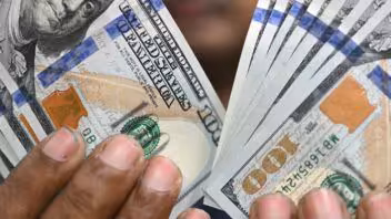 Banco Central sube el valor del dólar y el euro en Cuba, mientras bajan en el mercado informal