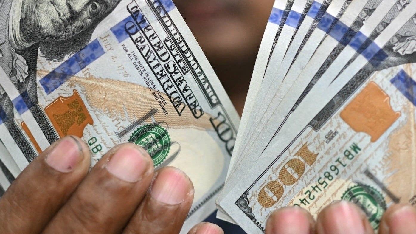 Banco Central sube el valor del dólar y el euro en Cuba, mientras bajan en el mercado informal