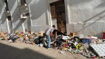 Basura en La Habana Vieja reaparece dos horas después de limpiar una calle