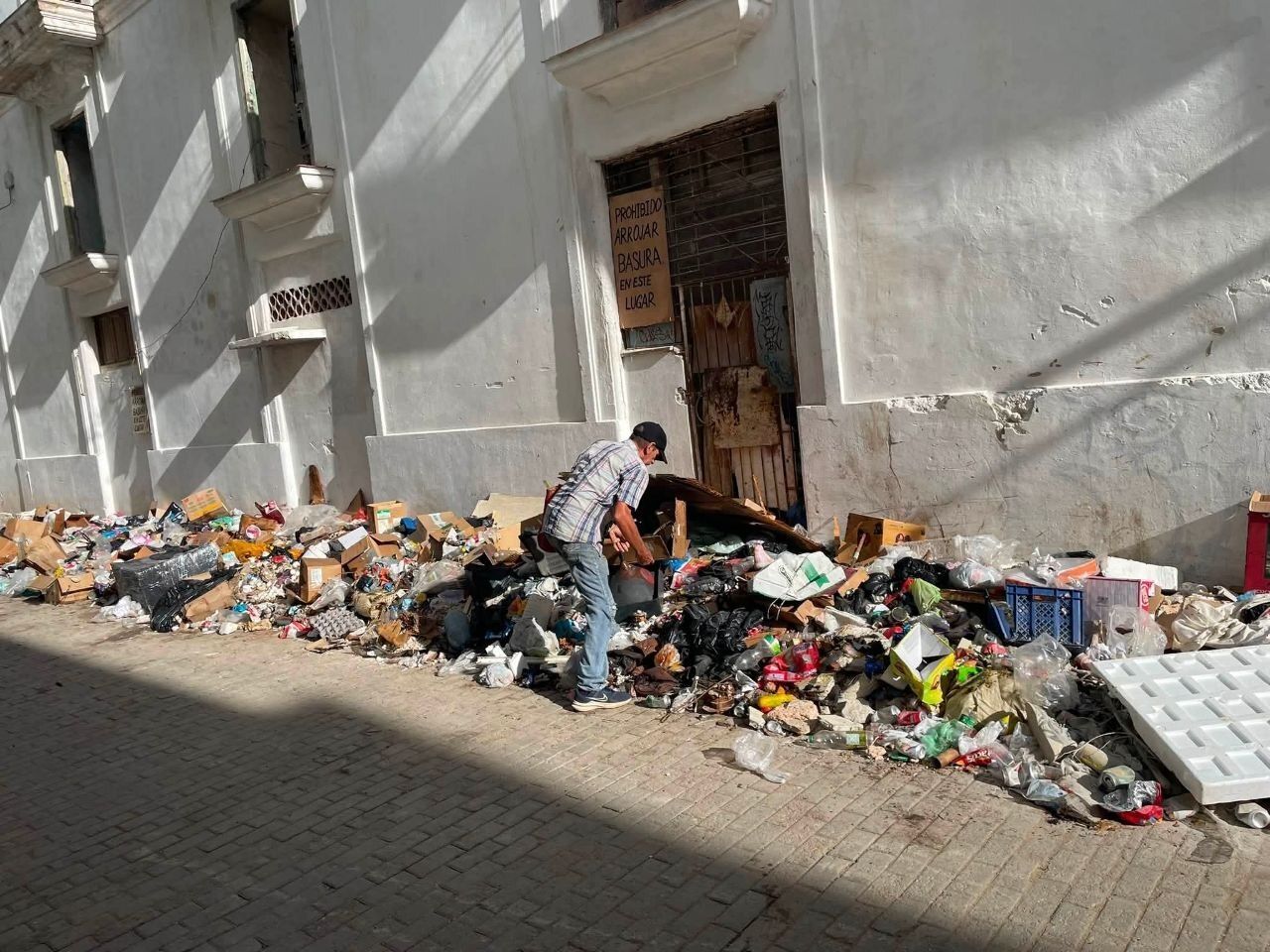 Basura en La Habana Vieja reaparece dos horas después de limpiar una calle