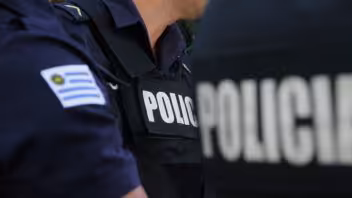 Asesinan a un cubano de 28 años a puñaladas en una pensión de Montevideo