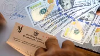Nuevas tarifas en dólares en Cuba: privados y otros negocios pagarán hasta 500 USD por trámites comerciales