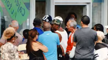 Colas en bancos de La Habana complican el retiro de efectivo y pensiones