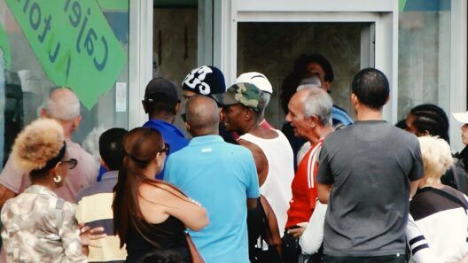 Colas en bancos de La Habana complican el retiro de efectivo y pensiones