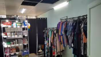 Abren tienda de aseo y alimentos en hospital cubano: pagos en pesos y por QR