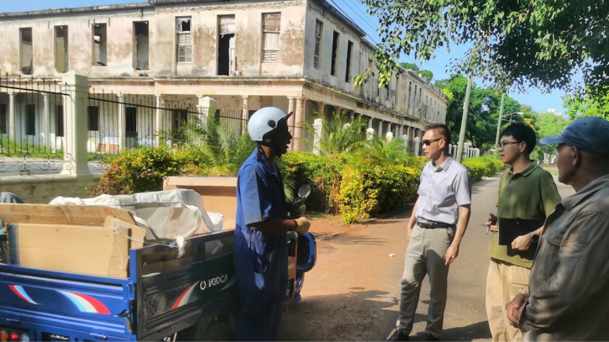 China dona más triciclos eléctricos para la recogida de basura en La Habana