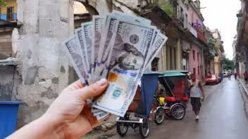 Precio del dólar y el euro en Cuba: Disminución hoy en las tasas de cambio