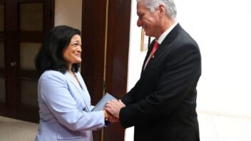 Pramila Jayapal pide negociaciones reales con Cuba tras reunirse con Díaz-Canel