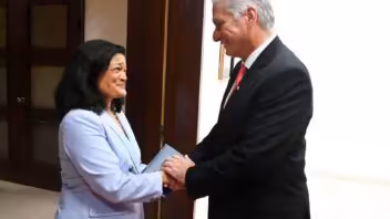 Pramila Jayapal pide negociaciones reales con Cuba tras reunirse con Díaz-Canel