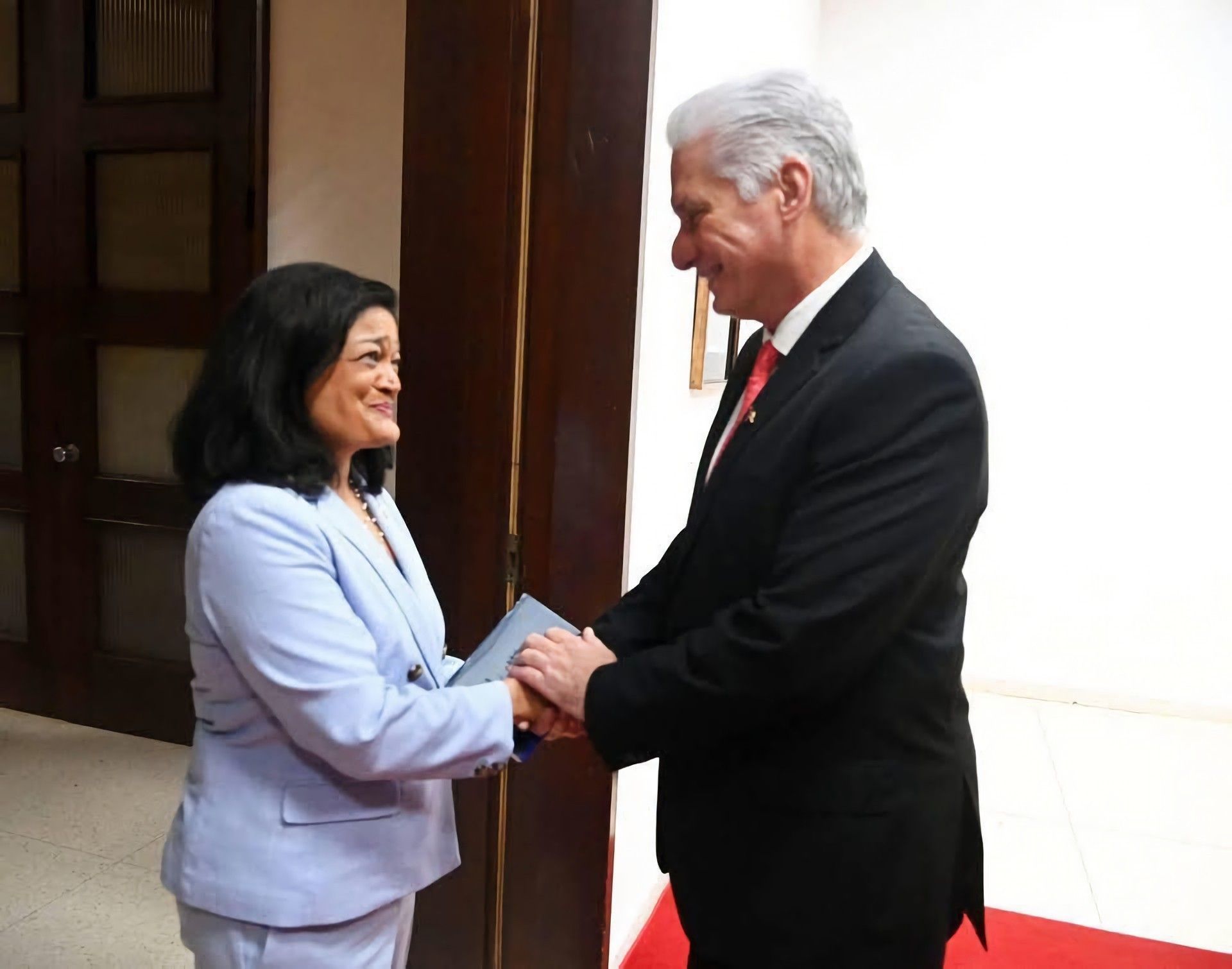 Pramila Jayapal pide negociaciones reales con Cuba tras reunirse con Díaz-Canel