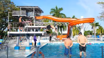 Florida cierra tres piscinas públicas en Hialeah por operar sin permisos