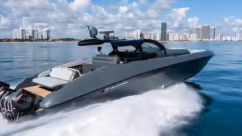 Guardia Costera de Estados Unidos rescata a dos personas en el mar cerca de Miami