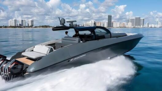 Guardia Costera de Estados Unidos rescata a dos personas en el mar cerca de Miami