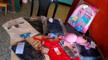 Entregan módulos con licras, creyones de labios y gafas a madres con tres o más hijos en La Habana: “¿Y qué comen los niños?”