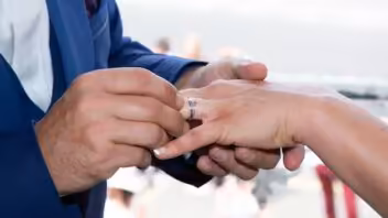 Autoridades de Estados Unidos van tras matrimonios falsos: ya hay varios imputados por una red con unos 1000 casos