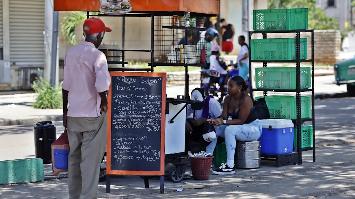 Precios en Cuba: un perrazo cuesta 500 pesos y una hamburguesa doble 1.150