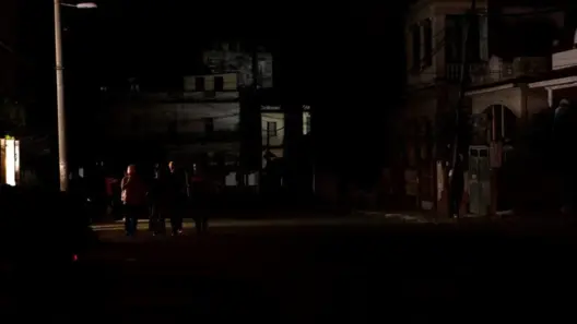 Robo de luminarias solares deja a oscuras avenidas de Santiago de Cuba