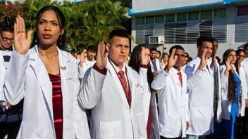 Cuba aplicará la inhabilitación de médicos que incumplan el servicio social