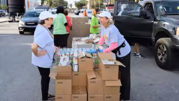 Familias trabajadoras acuden a despensas de alimentos en el sur de Florida