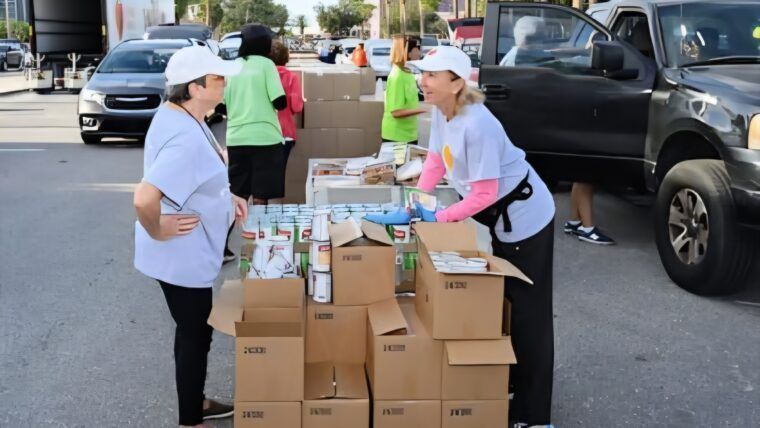 Familias trabajadoras acuden a despensas de alimentos en el sur de Florida