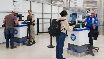 Viajar con I-220A: abogada desaconseja salir de vacaciones