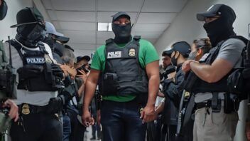 Localizador de detenidos de ICE deja fuera a miles con orden de deportación
