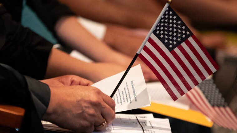 Tarifas migratorias de USCIS subirán el 16 de octubre: trámites afectados