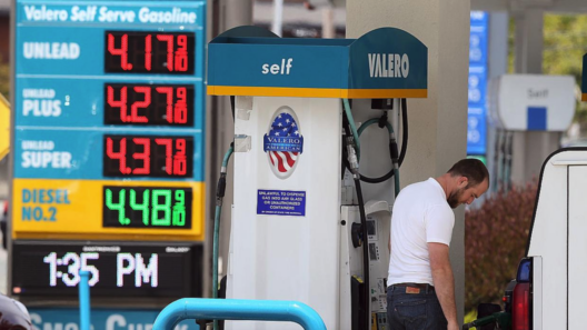 Gasolina en Florida: el galón sube a $4,34 y cuesta más llenar el tanque