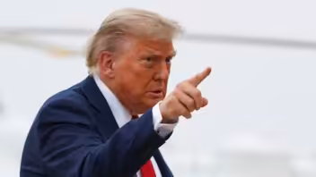 Trump pide a la Corte Suprema reanudar deportaciones a terceros países