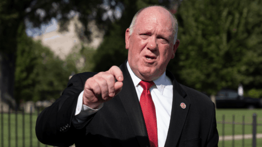 Tom Homan advierte sobre deportaciones a caravana migrante que avanza por México