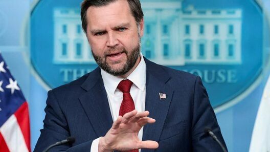 Vance pide a inmigrantes sin estatus legal que salgan de Estados Unidos