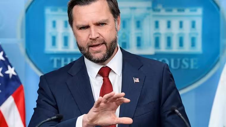 Vance pide a inmigrantes sin estatus legal que salgan de Estados Unidos