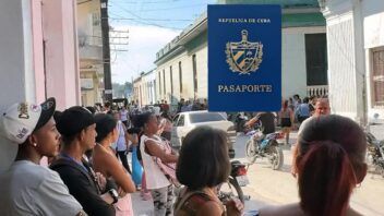 Precio del pasaporte cubano provoca colas en Guanabacoa