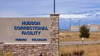 Colorado demanda para frenar un centro de detención de inmigrantes en Hudson